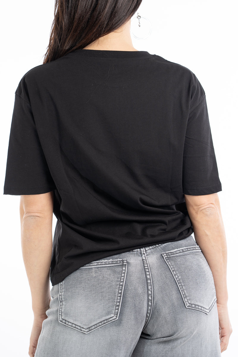 modella indossando T-shirt scritta “Se parli male di me ti prego esagera” colore
