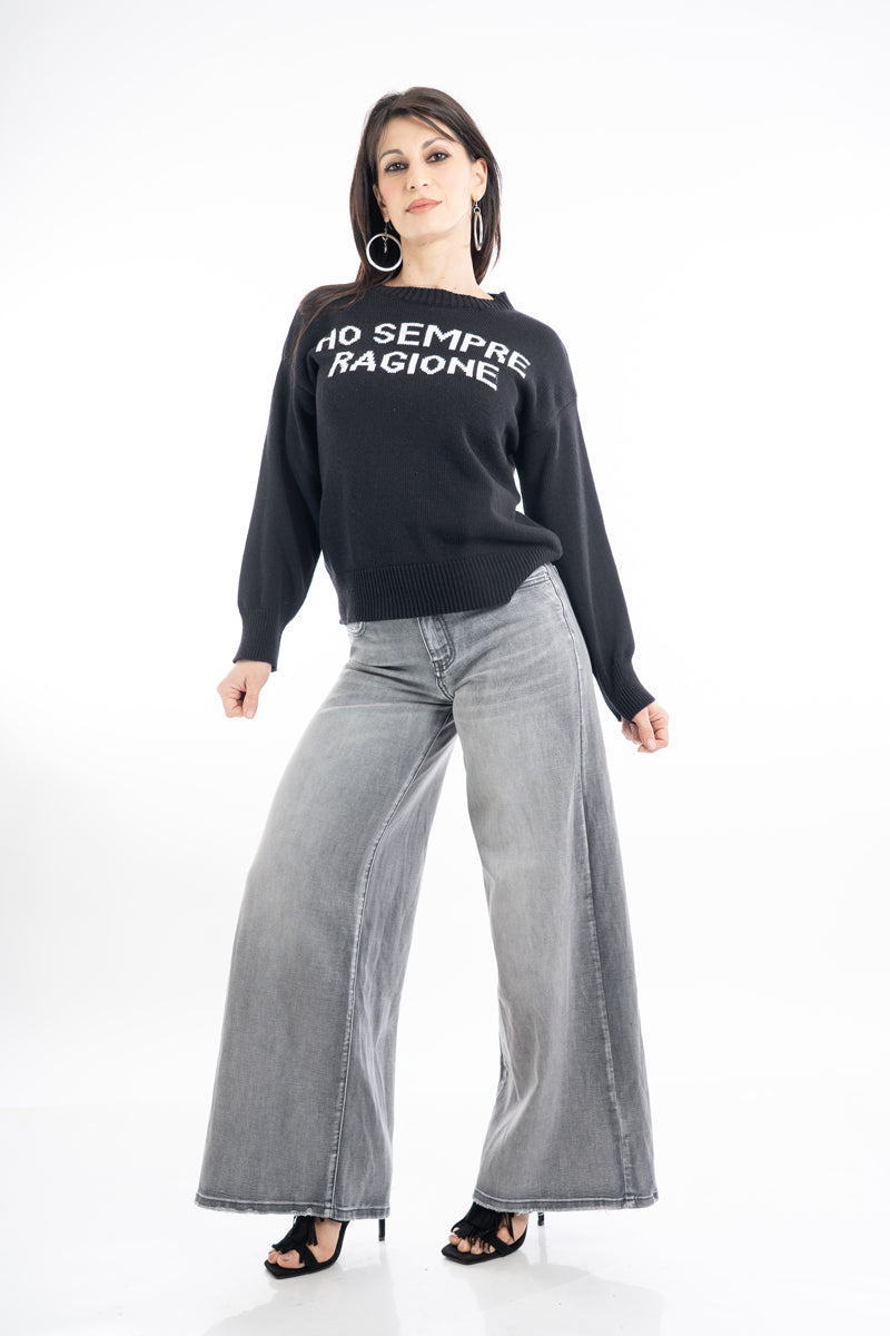modella indossando Maglione girocollo con scritta “Ho sempre ragione” in cotone misto colore