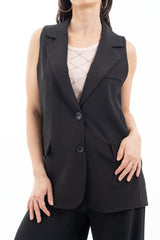 modella indossando Gilet sartoriale lungo con rever a lancia colore Nero Unica