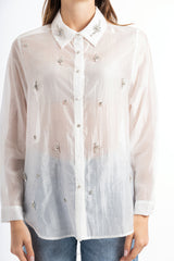 Camicia velata con applicazioni gioiello sul collo e sul davanti
