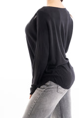 modella indossando Maglia over scollo V in misto viscosa con bordo pulito colore