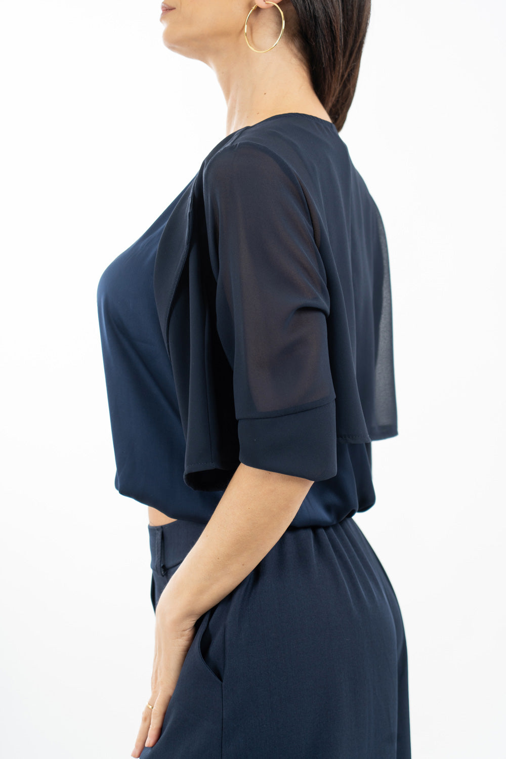 modella indossando Bolerino corto in georgette velata con manica 3/4 colore