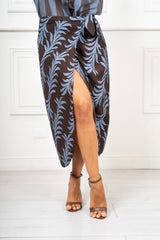 modella indossando Gonna Midi Portafoglio Fantasia Palme Stilizzate Made in Italy colore