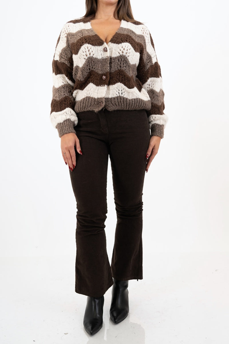 modella indossando Cardigan HeartWave in maglia tipo uncinetto colore