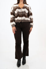 modella indossando Cardigan HeartWave in maglia tipo uncinetto colore