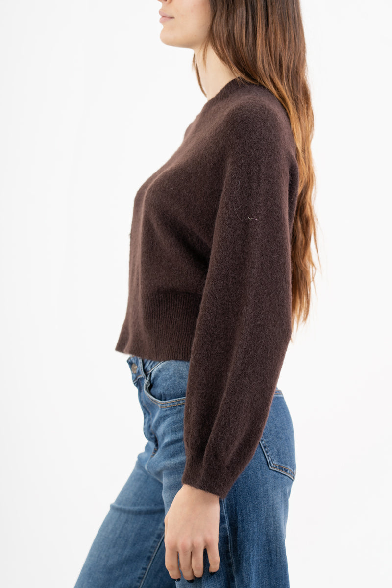 modella indossando Maglione morbido con manica ampia e bordo a costine colore