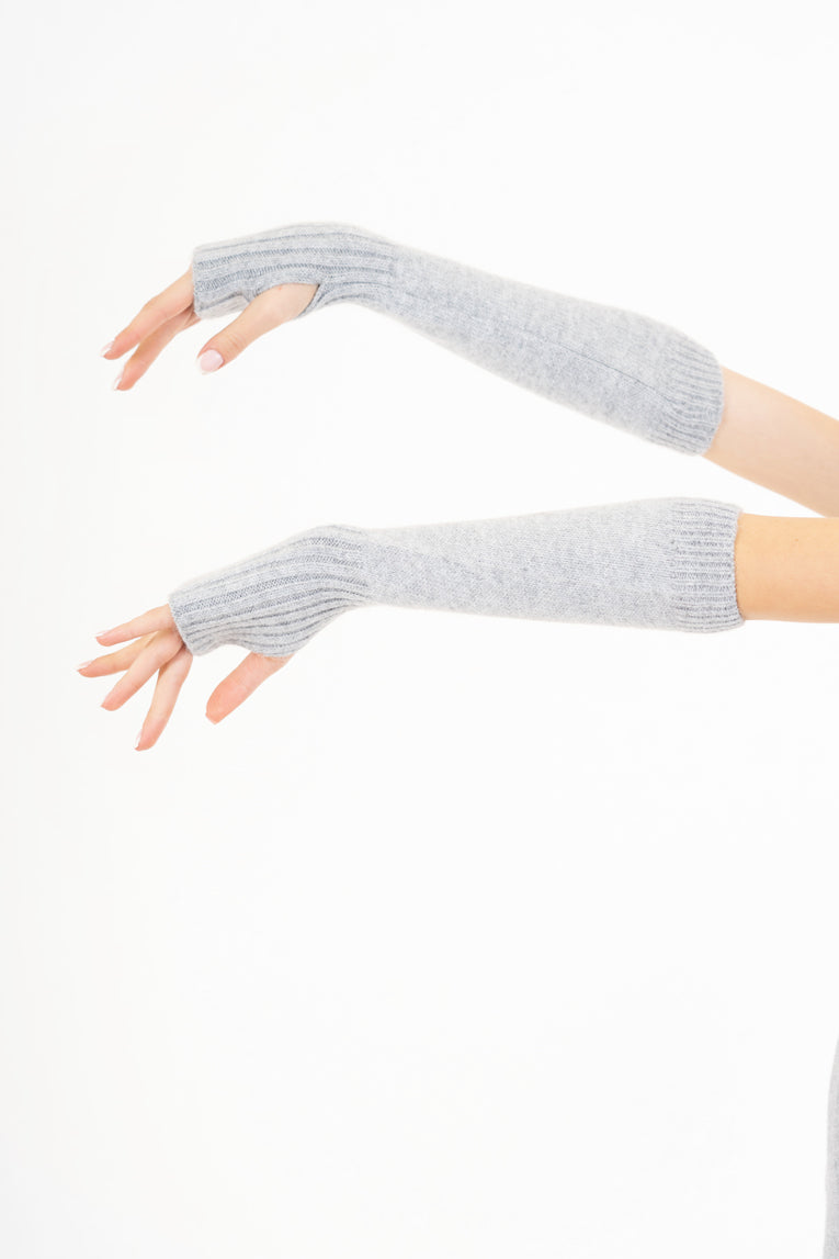 modella indossando Manicotti SoftWarm in misto lana e viscosa colore Grigio Unica