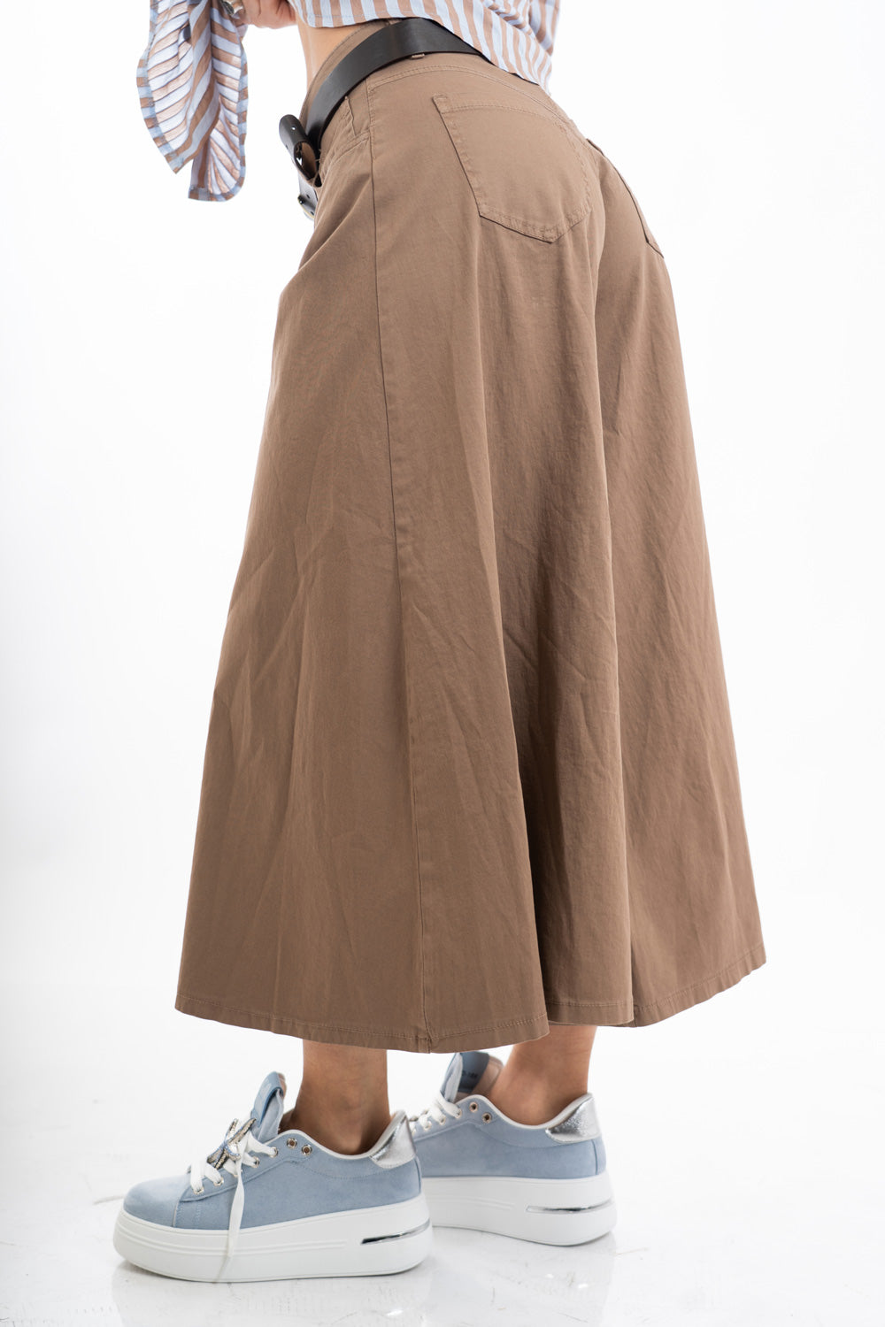 modella indossando Pantagonna cuoio midi ampia in cotone elasticizzato con cintura inclusa colore