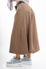 modella indossando Pantagonna cuoio midi ampia in cotone elasticizzato con cintura inclusa colore