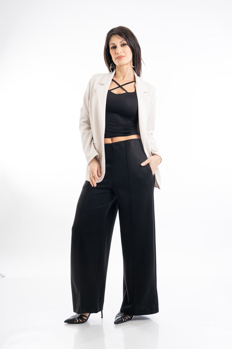 modella indossando Maglia elasticizzata con scollo sagomato e lacci interni colore