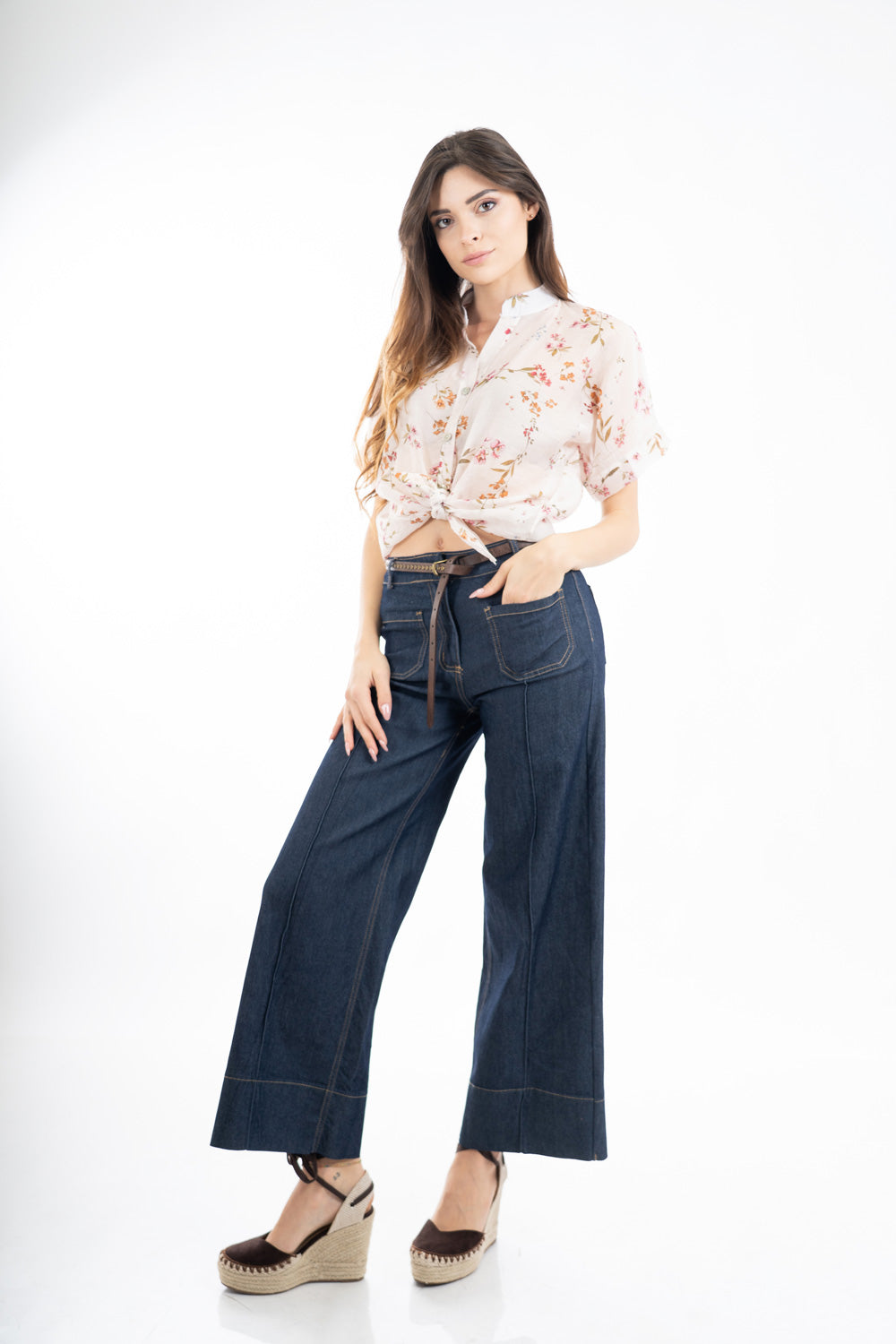 modella indossando Jeans a palazzo in denim leggero elasticizzato con cuciture frontali colore