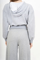 modella indossando Giacca felpa over con cappuccio e zip colore