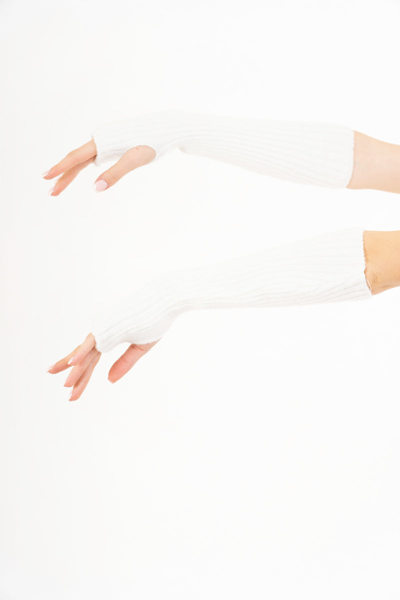 modella indossando Manicotti in maglia con asola per il pollice colore PANNA Unica