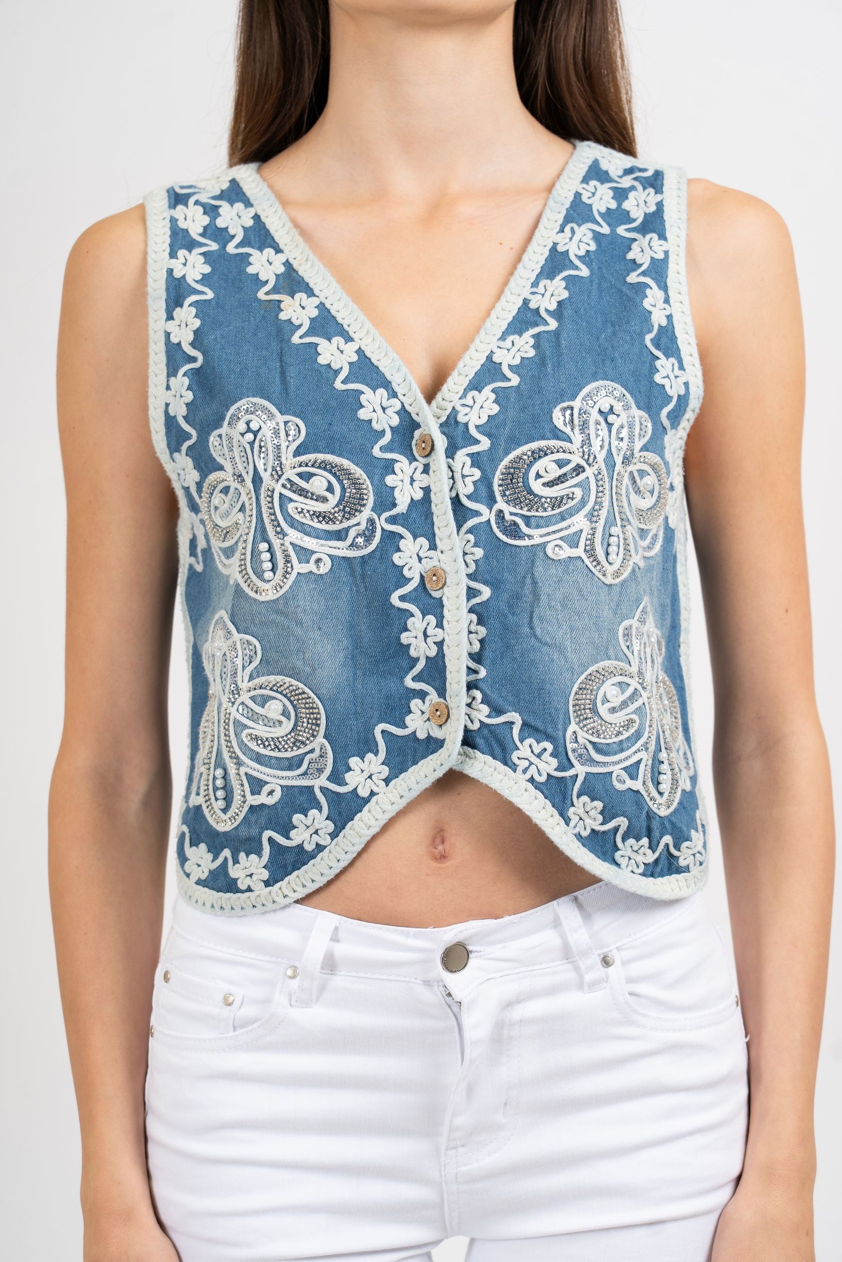 Gilet denim ricamato con perle e paillettes.