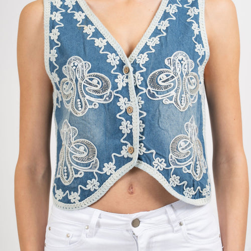 Gilet denim ricamato con perle e paillettes.