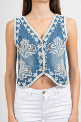 Gilet denim ricamato con perle e paillettes.