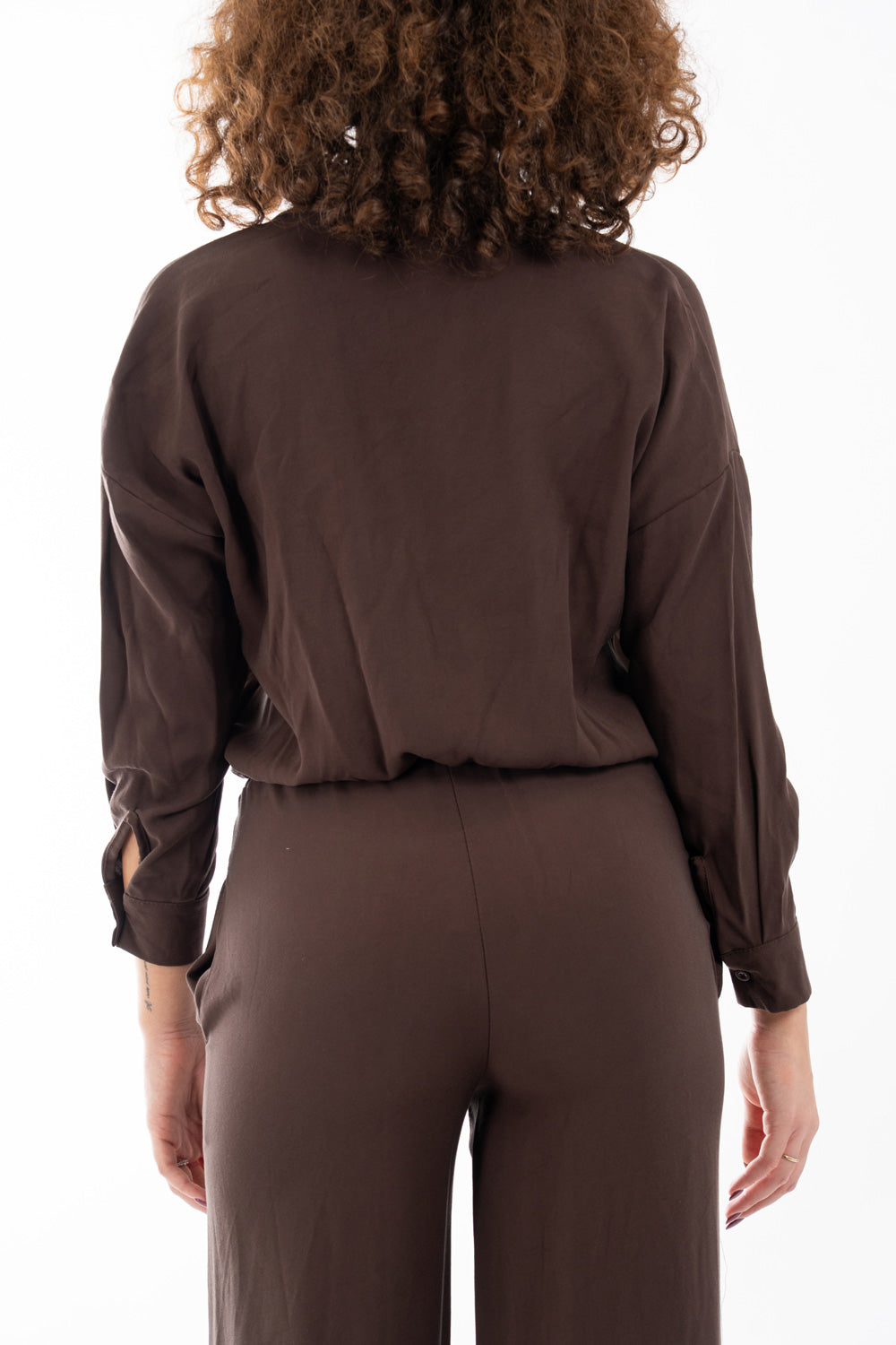 modella indossando Blusa con scollo incrociato e fondo elastico in misto viscosa colore