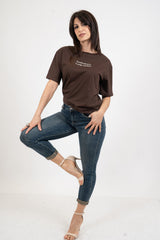 T-shirt scritta “Se parli male di me ti prego esagera”