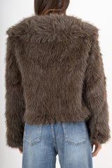 modella indossando Giacca in ecopelliccia morbida effetto volume colore