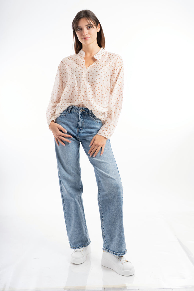 modella indossando Camicia velata a pois in tencel con collo coreano colore