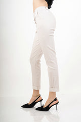 modella indossando Pantalone elasticizzato in misto viscosa con risvolto – Beige colore Beige
