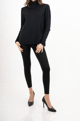 modella indossando Maglione over con collo alto in filato morbido e caldo colore