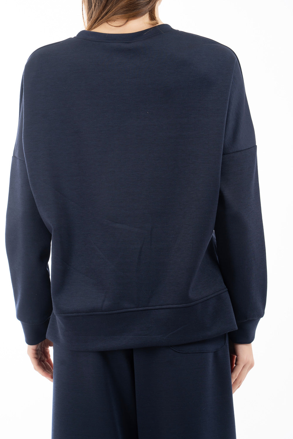 modella indossando Felpa girocollo in misto viscosa con spacchi laterali colore