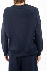 modella indossando Felpa girocollo in misto viscosa con spacchi laterali colore