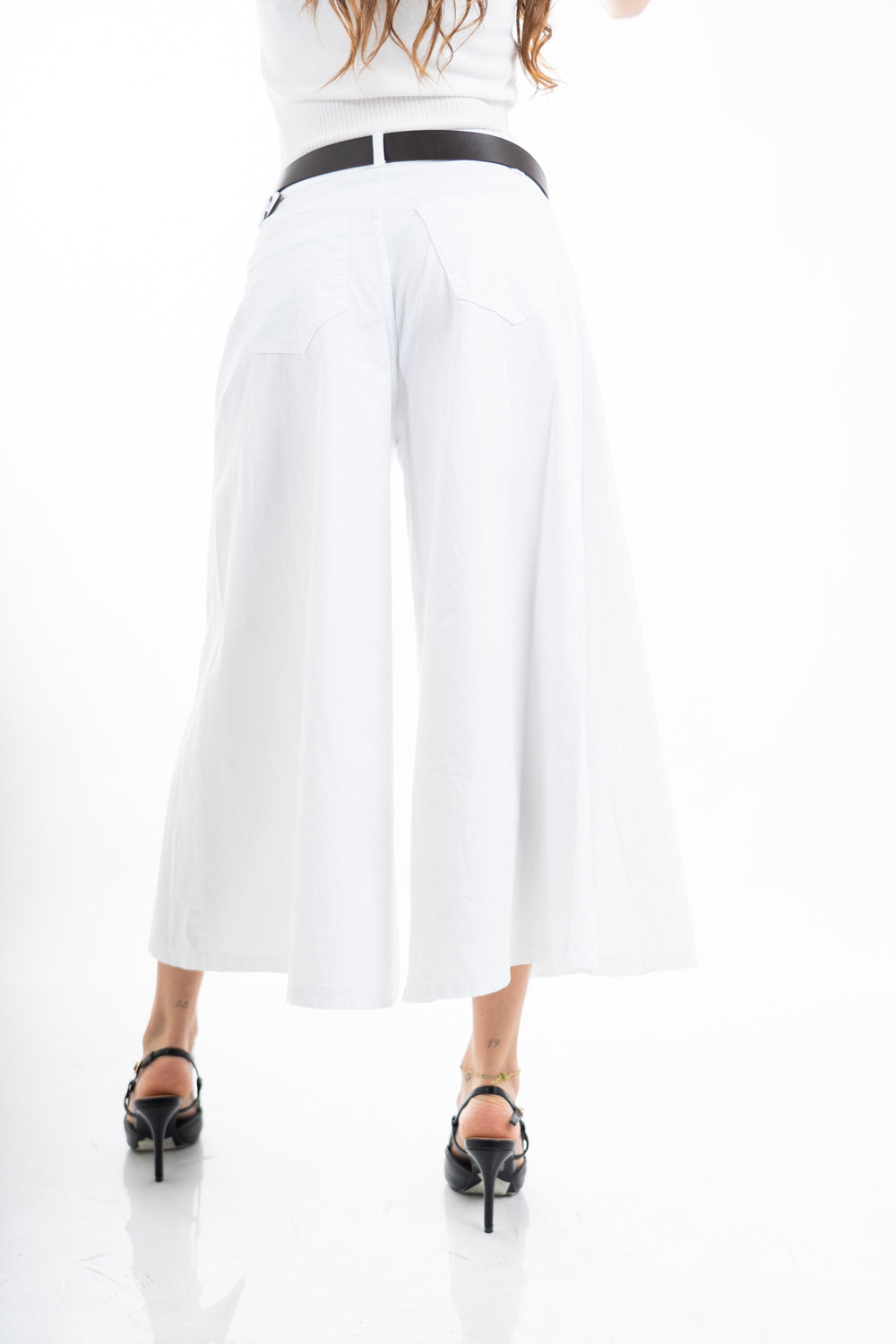 modella indossando Pantagonna bianco midi ampia in cotone elasticizzato con cintura inclusa colore