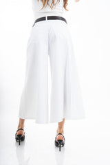 modella indossando Pantagonna bianco midi ampia in cotone elasticizzato con cintura inclusa colore