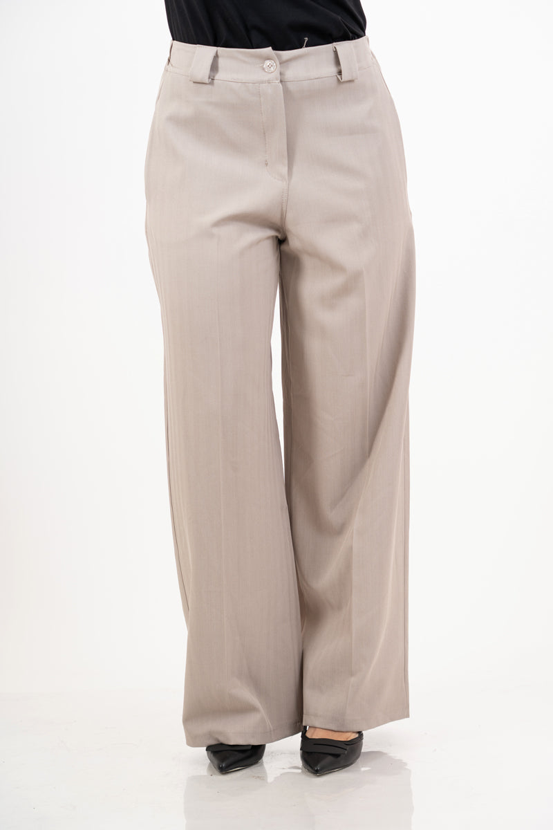 modella indossando Pantalone dritto rigato spinato beige colore