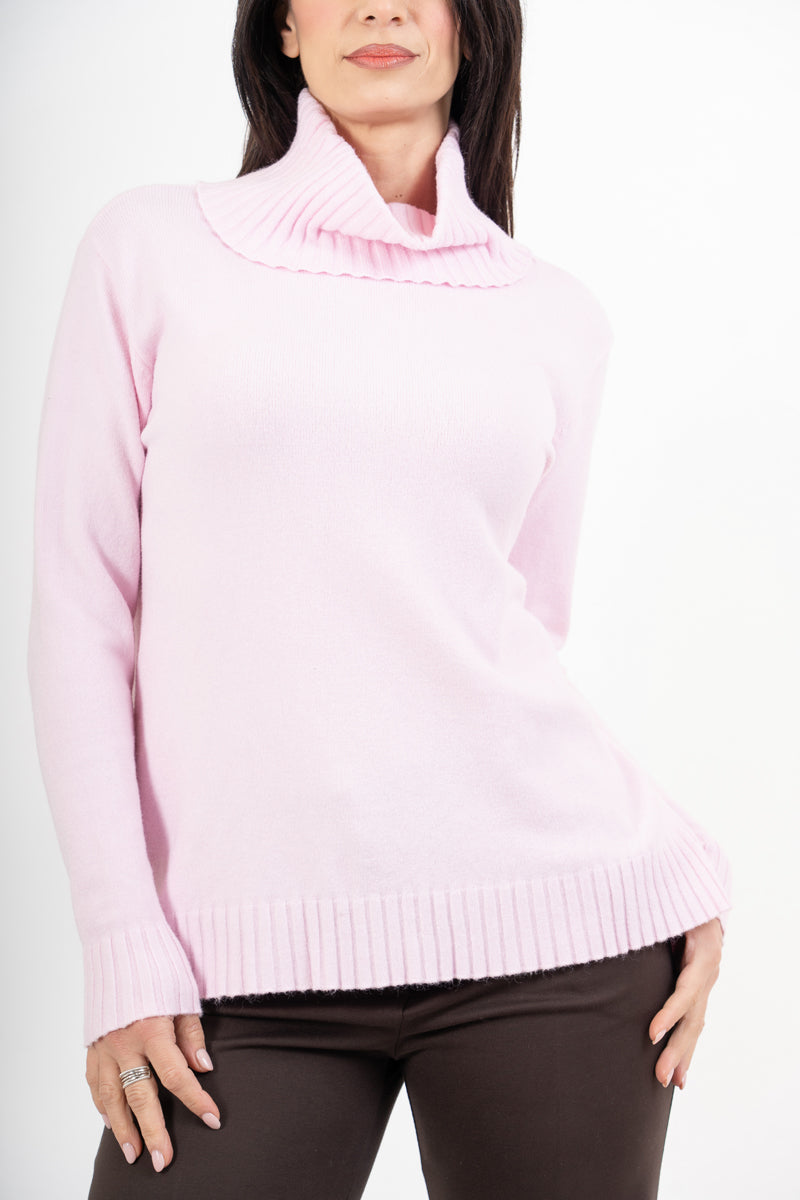 modella indossando Maglione over con collo alto in filato morbido e caldo colore Rosa Unica