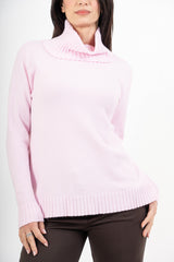 modella indossando Maglione over con collo alto in filato morbido e caldo colore Rosa Unica