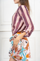 modella indossando Camicia Collo Coreana in Tencel a Righe Multicolor colore