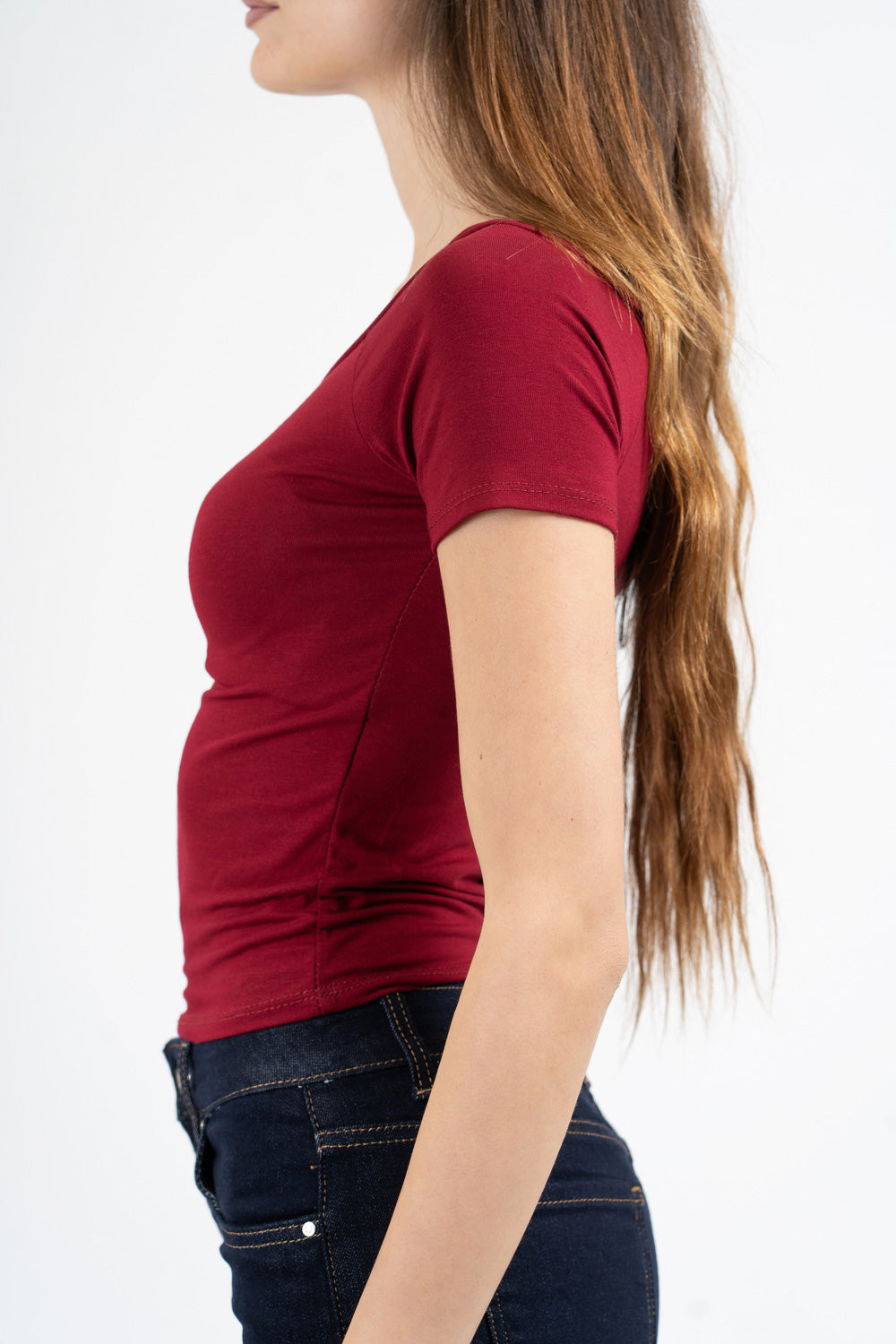 Maglia crop scollo barca in viscosa elasticizzata a manica corta.