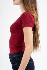 Maglia crop scollo barca in viscosa elasticizzata a manica corta.