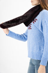 modella indossando Stola in eco-pelliccia morbida colore