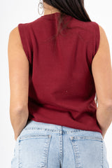 modella indossando Gilet smanicato in maglia viscosa con bordi a costina colore