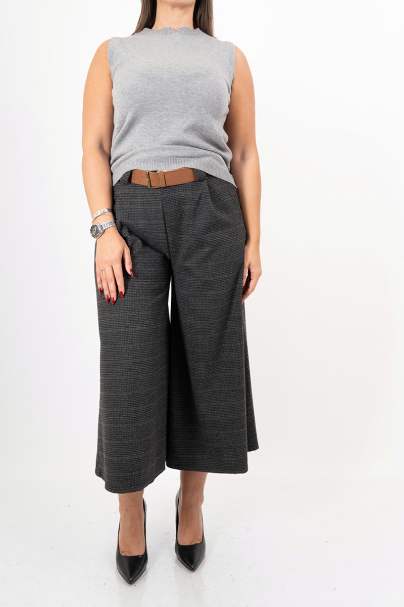 modella indossando Gilet smanicato in maglia viscosa con bordi a costina colore