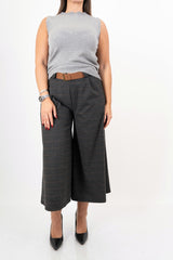 modella indossando Gilet smanicato in maglia viscosa con bordi a costina colore