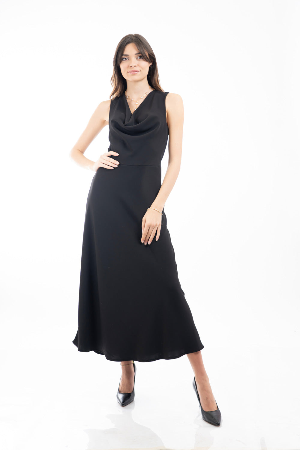 modella indossando Abito lungo smanicato con scollo drappeggiato e taglio in vita Nero colore