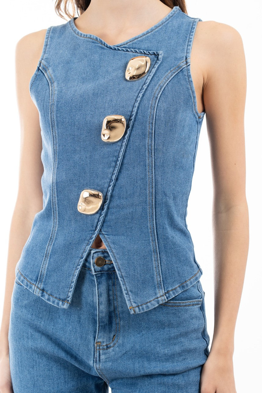 modella indossando Completo in denim elasticizzato con gilet incrociato e pantalone svasato colore