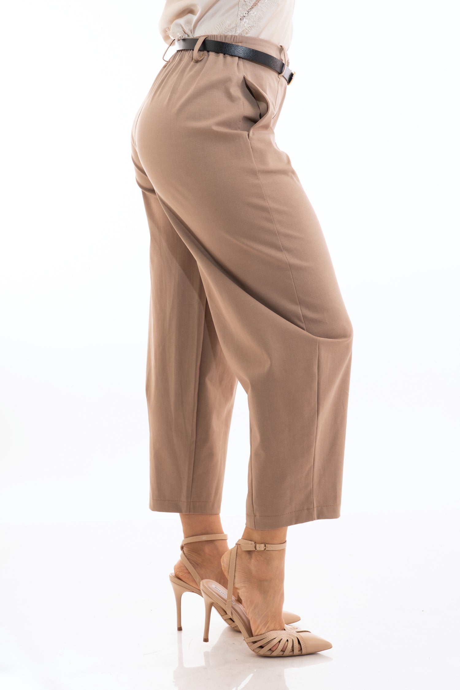 modella indossando Pantalone vita alta con cintura e micro gessatura fango colore