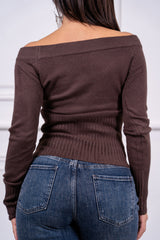 modella indossando Maglia Solenne scollo spalle colore