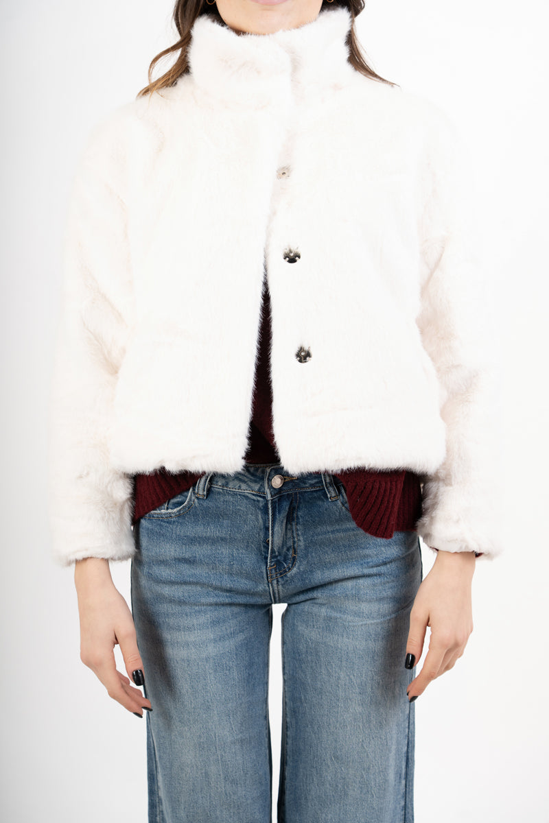 modella indossando Giacchetto ecopelliccia corto con bottoni interni colore PANNA Unica