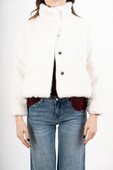 modella indossando Giacchetto ecopelliccia corto con bottoni interni colore PANNA Unica