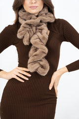 modella indossando Sciarpa in eco pelliccia drappeggiata con asola colore Tortora Unica