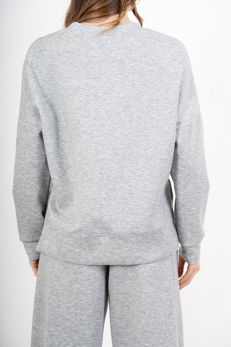 modella indossando Felpa girocollo in misto viscosa con spacchi laterali colore