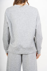 modella indossando Felpa girocollo in misto viscosa con spacchi laterali colore