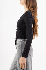 modella indossando Maglia incrociata in maglina con pizzo colore